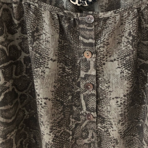 Violet & Claire Grey Animal Snakeskin Print Tunic Top Size 3X - Picture 4 of 7